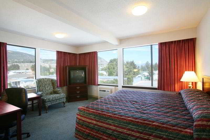 Sandman Hotel Penticton Room photo